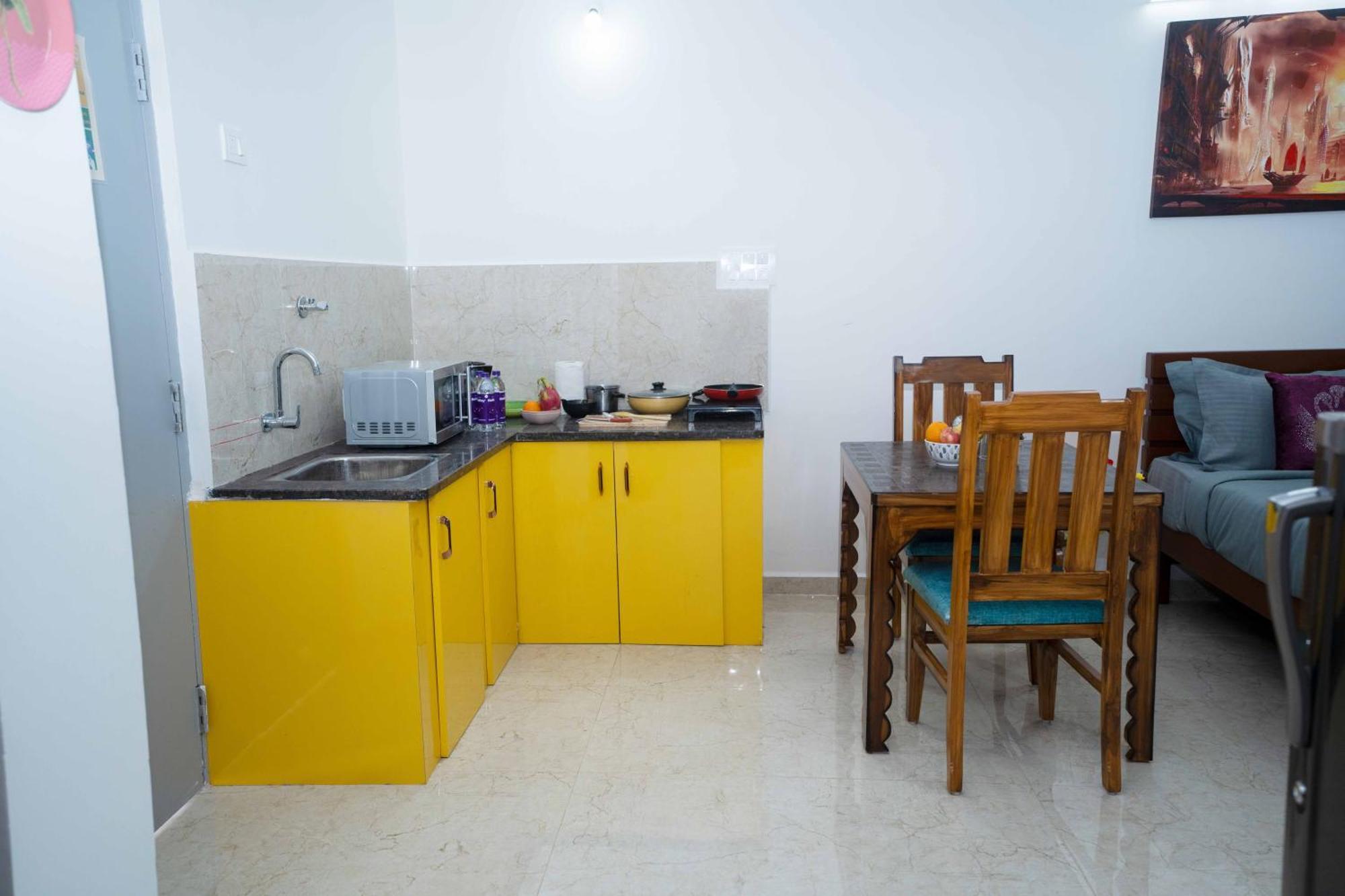 Yellow Bells Studios And Suites Gachibowli Екстер'єр фото
