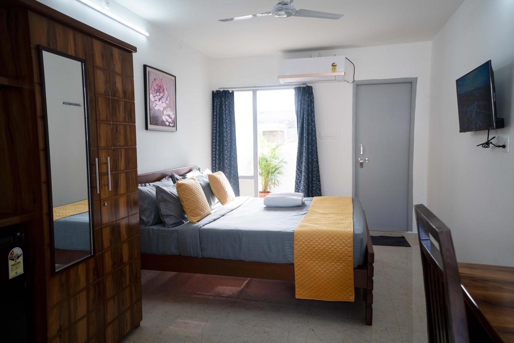 Yellow Bells Studios And Suites Gachibowli Екстер'єр фото